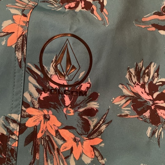 NWT Volcom Men's Teal and Pink Floral Board Shorts - Picture 10 of 11